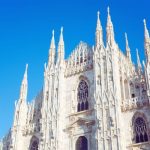Duomo di Milano – den berømte gotiske katedralen i hjertet av Milano, bygget i hvit marmor under en klar blå himmel