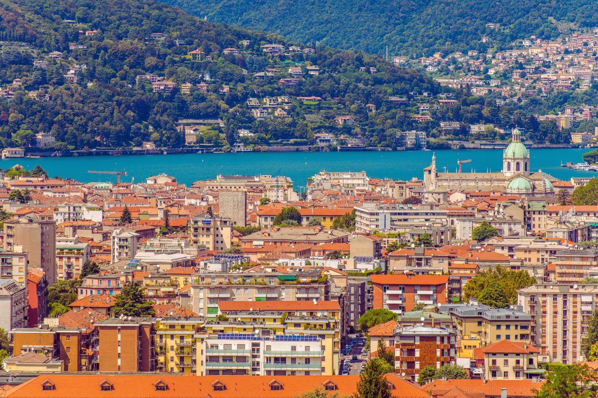 Utsikt over Como by med domkirken og historiske bygninger, med Comosjøen i bakgrunnen
