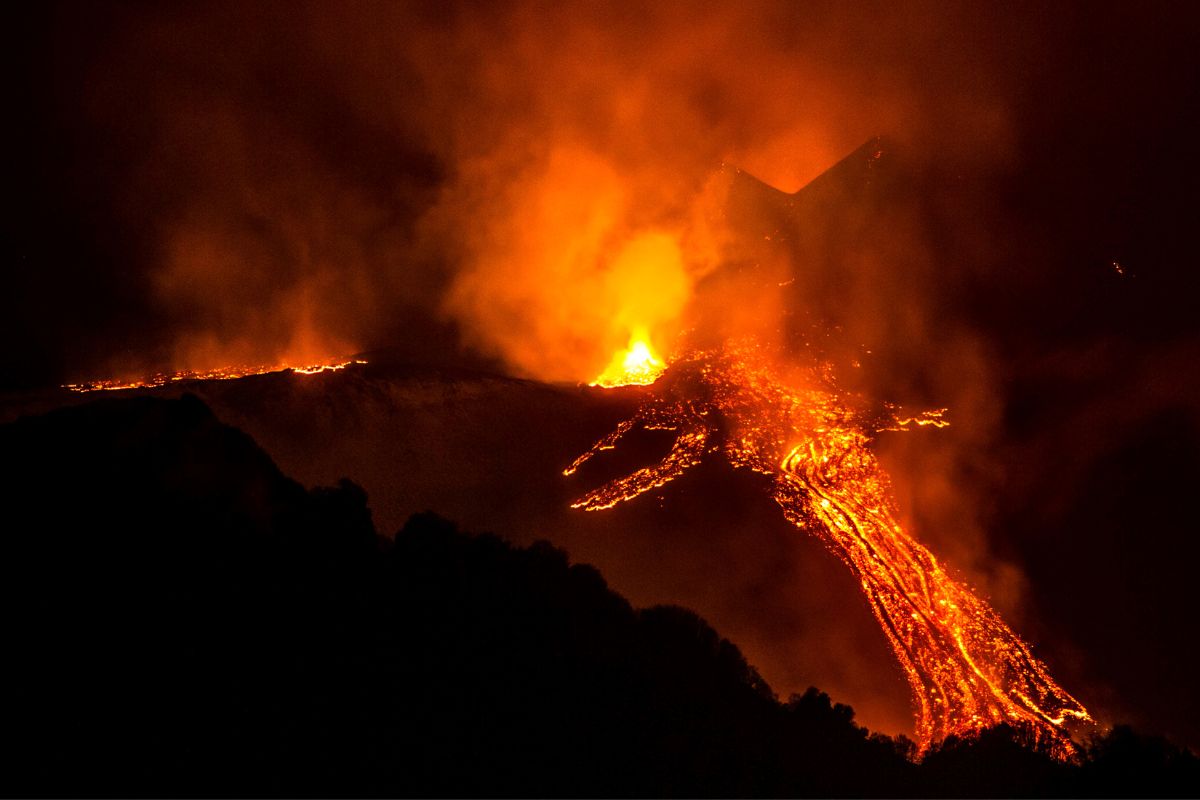 Etna i utbrudd – lava og ild på nattehimmelen over Sicilia.