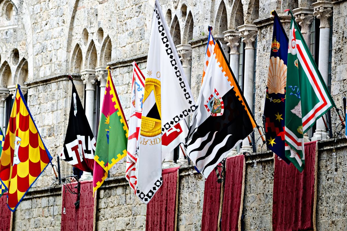 Sienas rådhus med flaggene til byens "contrade".