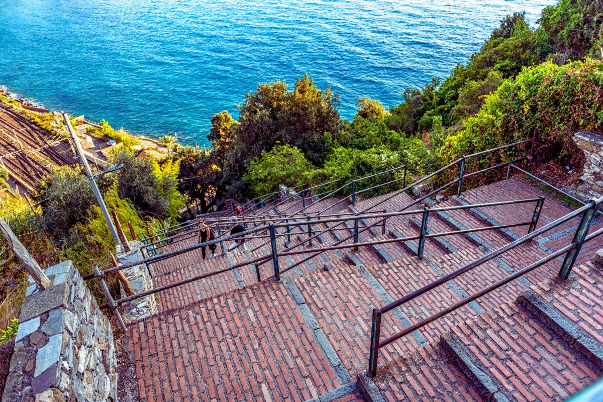 Lardarina-trappen som fører opp til Corniglia med havet i bakgrunnen.