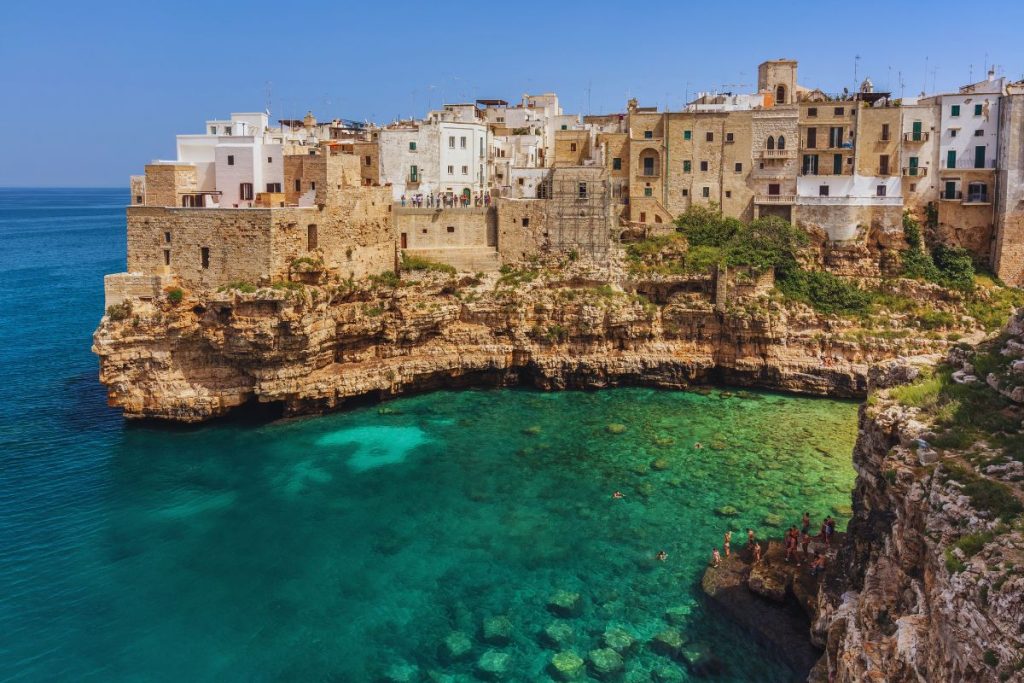 Panoramautsikt over Bari Vecchia sett fra havet, med byens silhuett mot den blå himmelen.