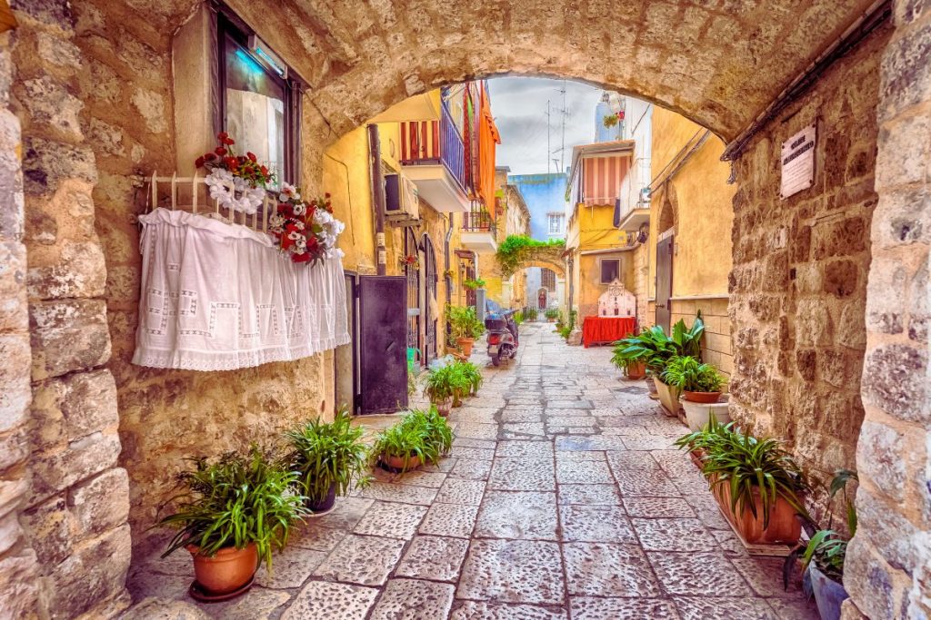 Bari Vecchia sine historiske gater – livlig og autentisk atmosfære.
