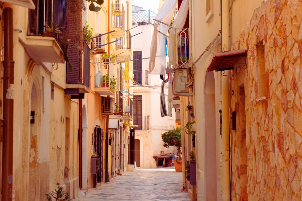 Bari Vecchia sine historiske gater – livlig og autentisk atmosfære.