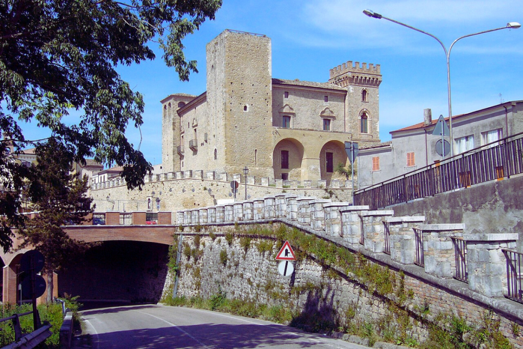Borgen i Crecchio – et middelalderslott i Abruzzo, restaurert etter ødeleggelser under andre verdenskrig.