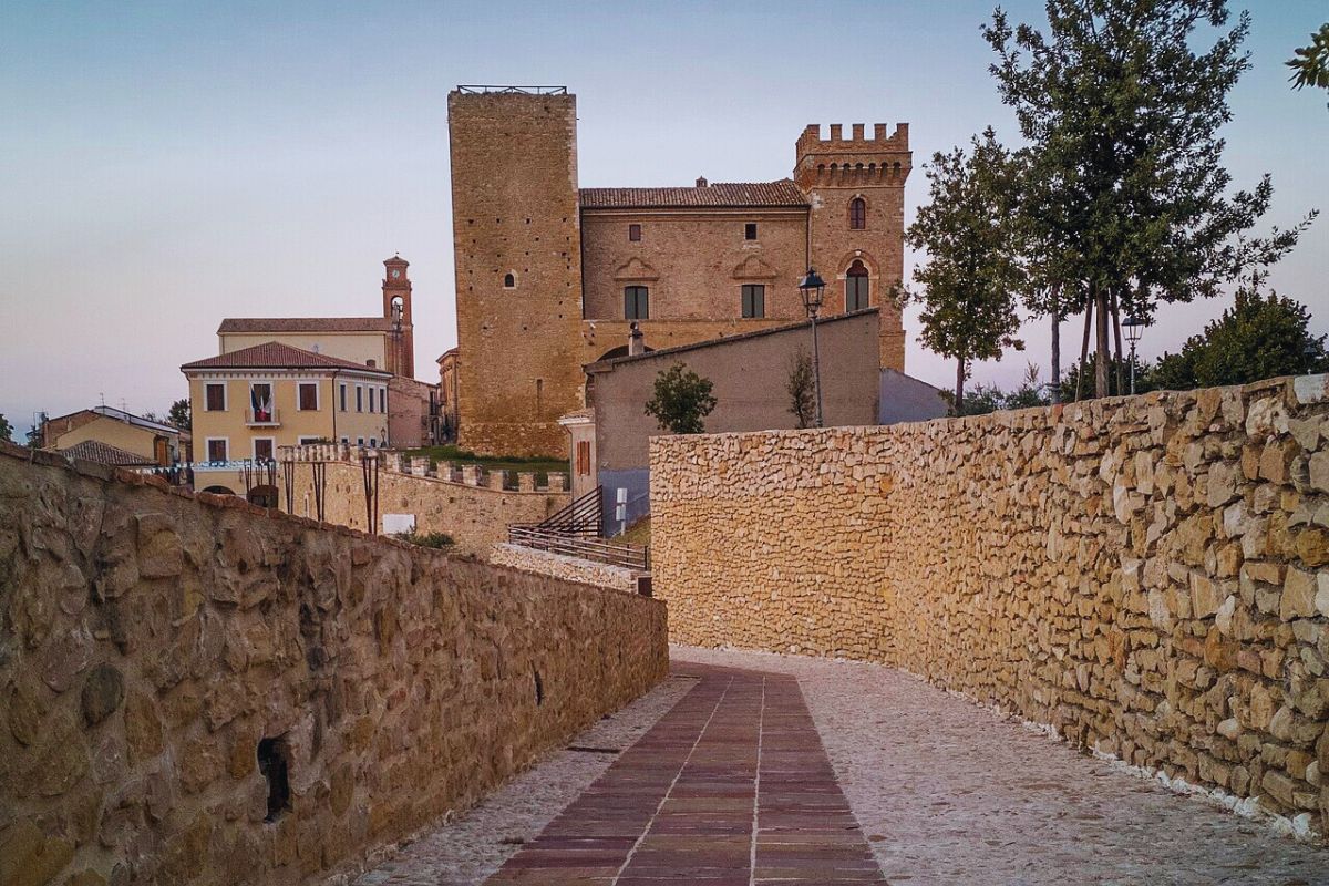 Borgen i Crecchio – et middelalderslott i Abruzzo, restaurert etter ødeleggelser under andre verdenskrig.