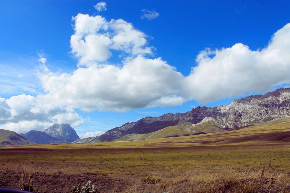 Campo Imperatore Campo Imperatore, en vidstrakt høyslette i Abruzzo, omgitt av fjell og kjent som “Italias lille Tibet”.