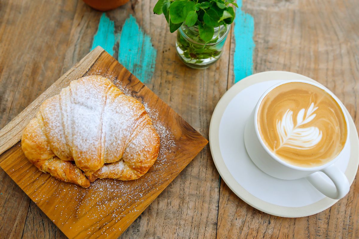 Cappuccino og cornetto – en klassisk italiensk frokost på kafé.