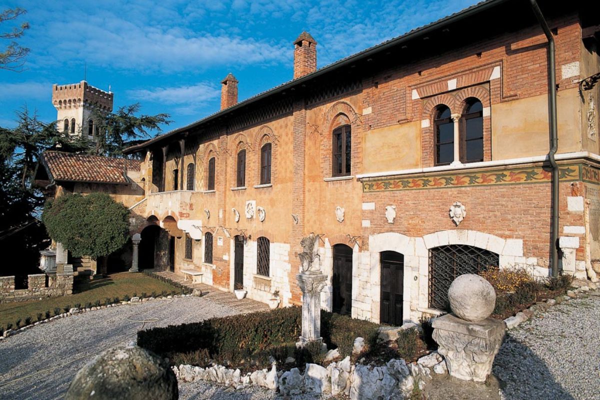 Casa del Podestà - Lonato del Garda Podestàens hus i Lonato del Garda – historisk bygning fra 1400-tallet med elegant fasade