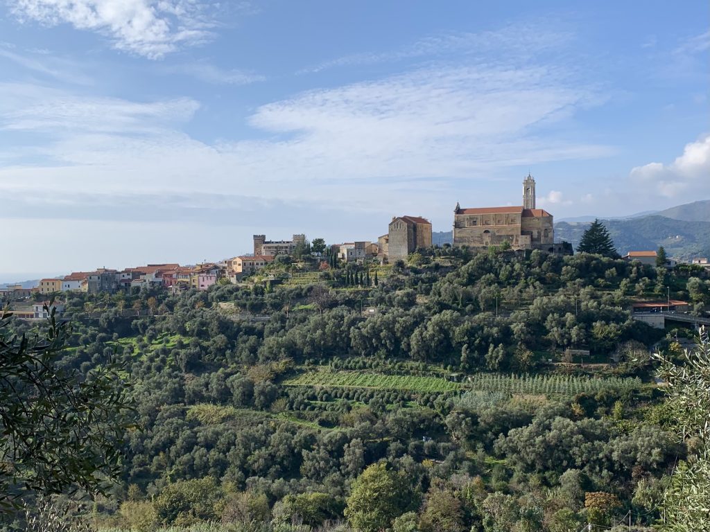 Panoramautsikt over Castellaro i Liguria, en liten landsby med steinhus og historisk atmosfære