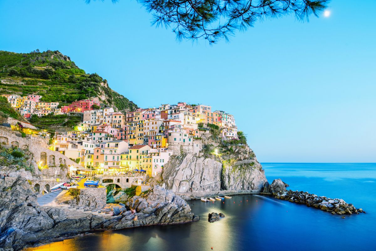 Panoramautsikt over Cinque Terre med fargerike hus og blått hav