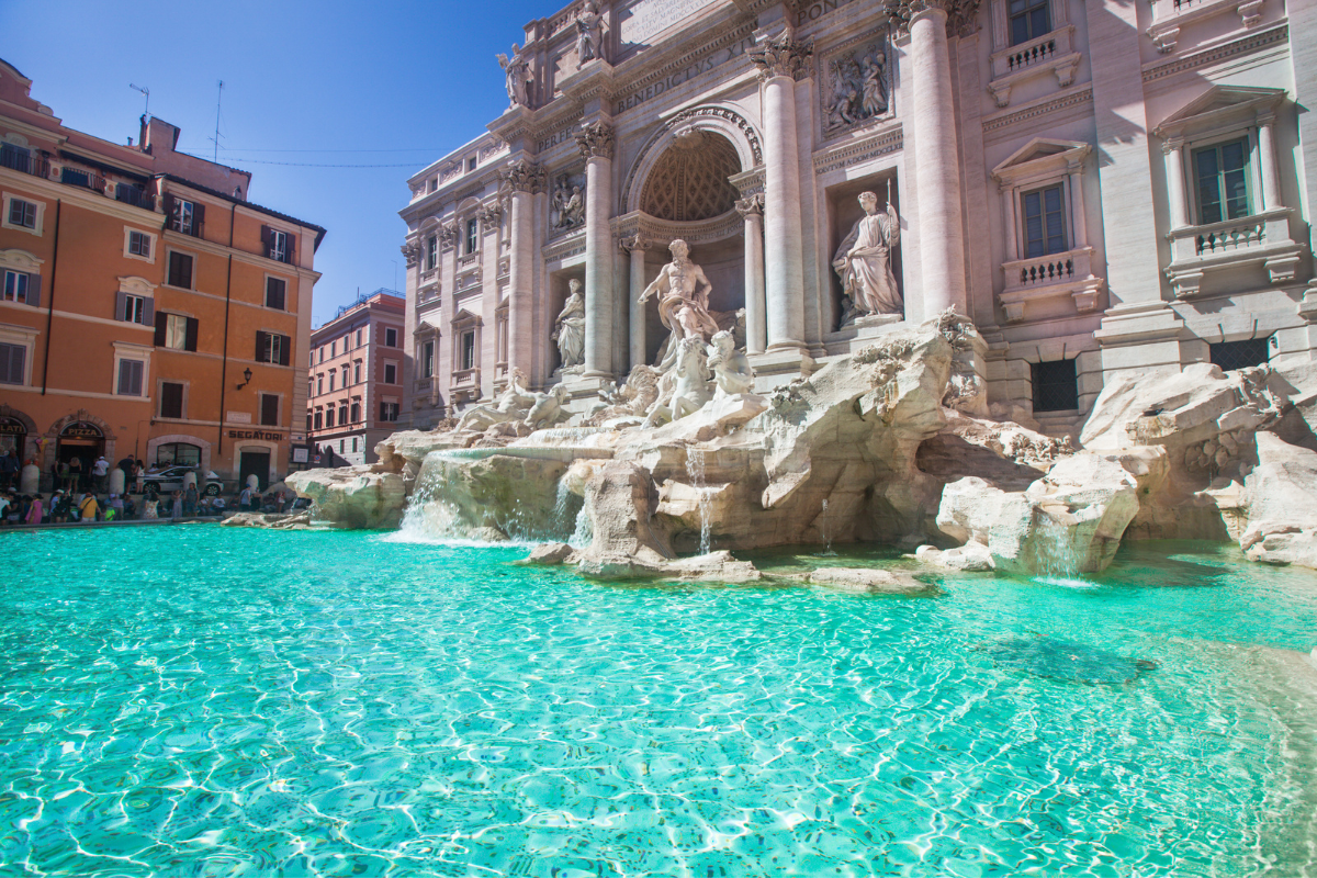 Trevi-fontenen i Roma – en av Italias mest kjente fontener, der folk kaster mynter og ønsker seg tilbake til byen.