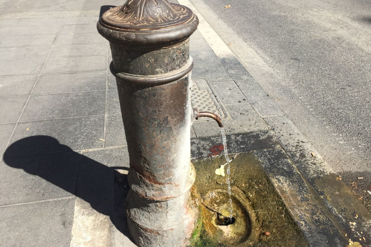 En klassisk romersk fontanella med friskt drikkevann – gratis, kaldt og tilgjengelig for alle.