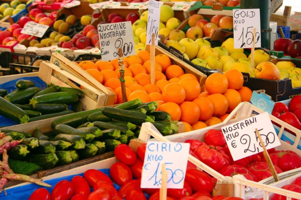 Fargerike grønnsaker og priser på et marked i Italia