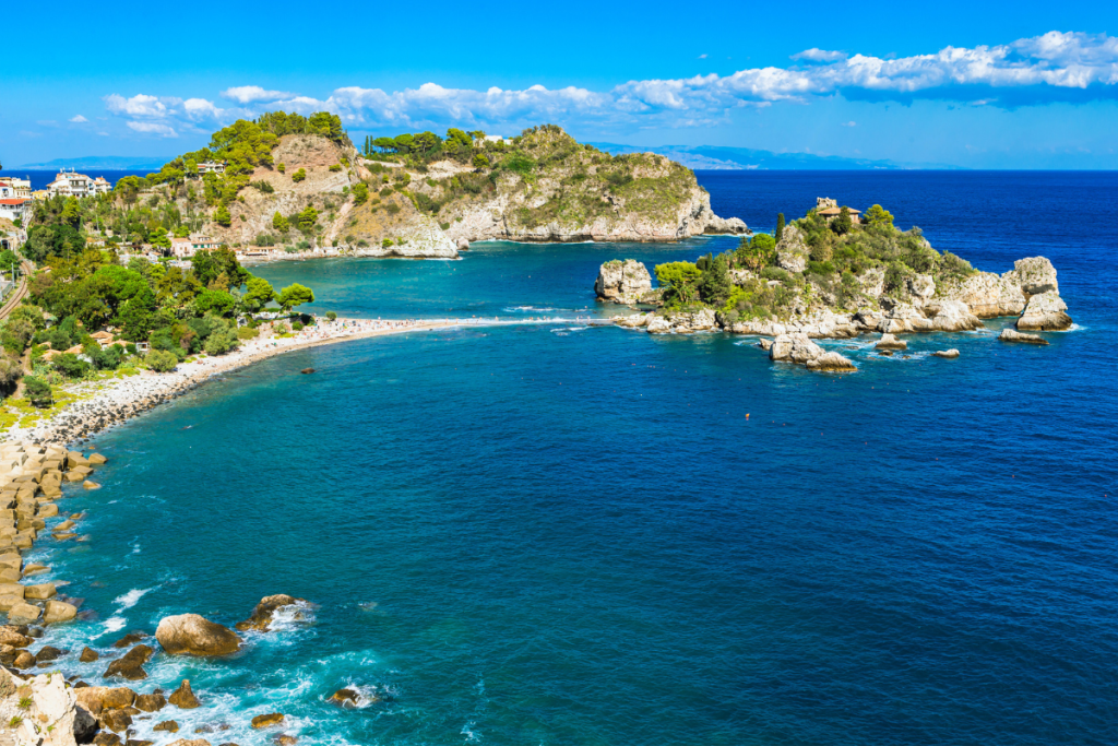 Utsikt over Isola Bella i Taormina – en av Sicilias vakreste strender, med krystallklart vann og middelhavslandskap.
