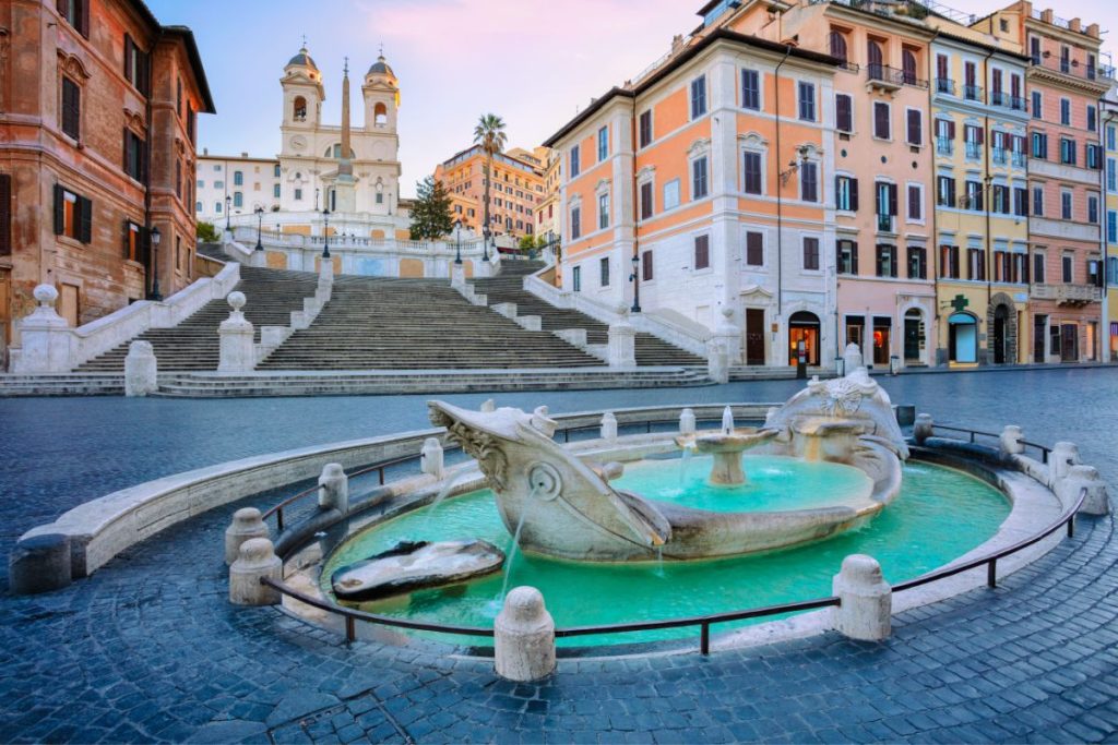 Fontana della Barcaccia på Piazza di Spagna i Roma – en historisk fontene formet som en båt, med friskt drikkevann midt i byen.