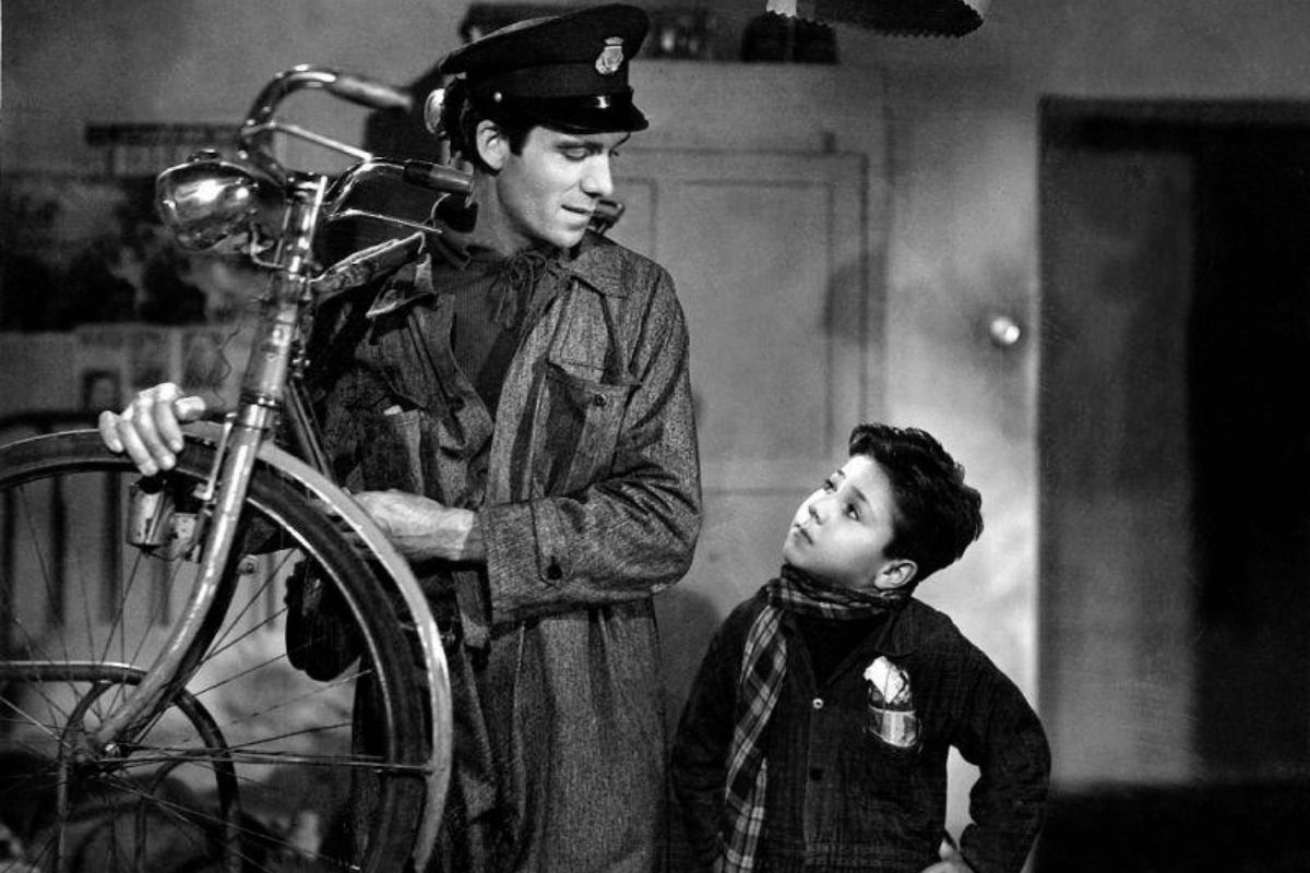 Antonio og sønnen Bruno i en scene fra filmen Ladri di biciclette.