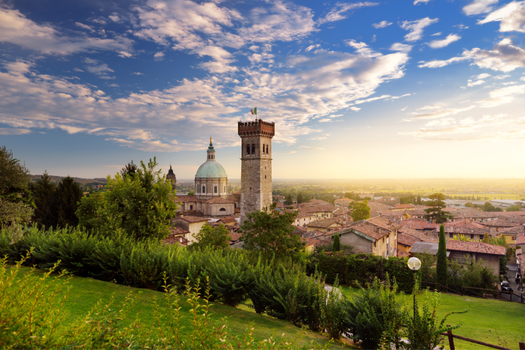 Panoramautsikt over Lonato del Garda med festningen og byen omgitt av grønne åser
