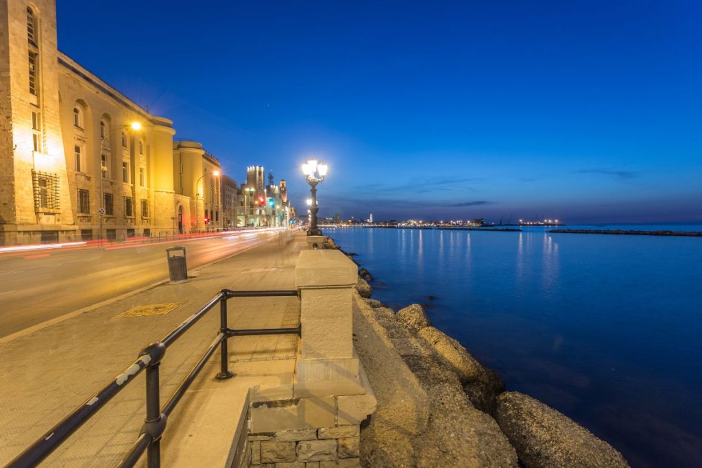 Strandpromenaden i Bari etter solnedgang – vakkert kveldlys ved Adriaterhavet