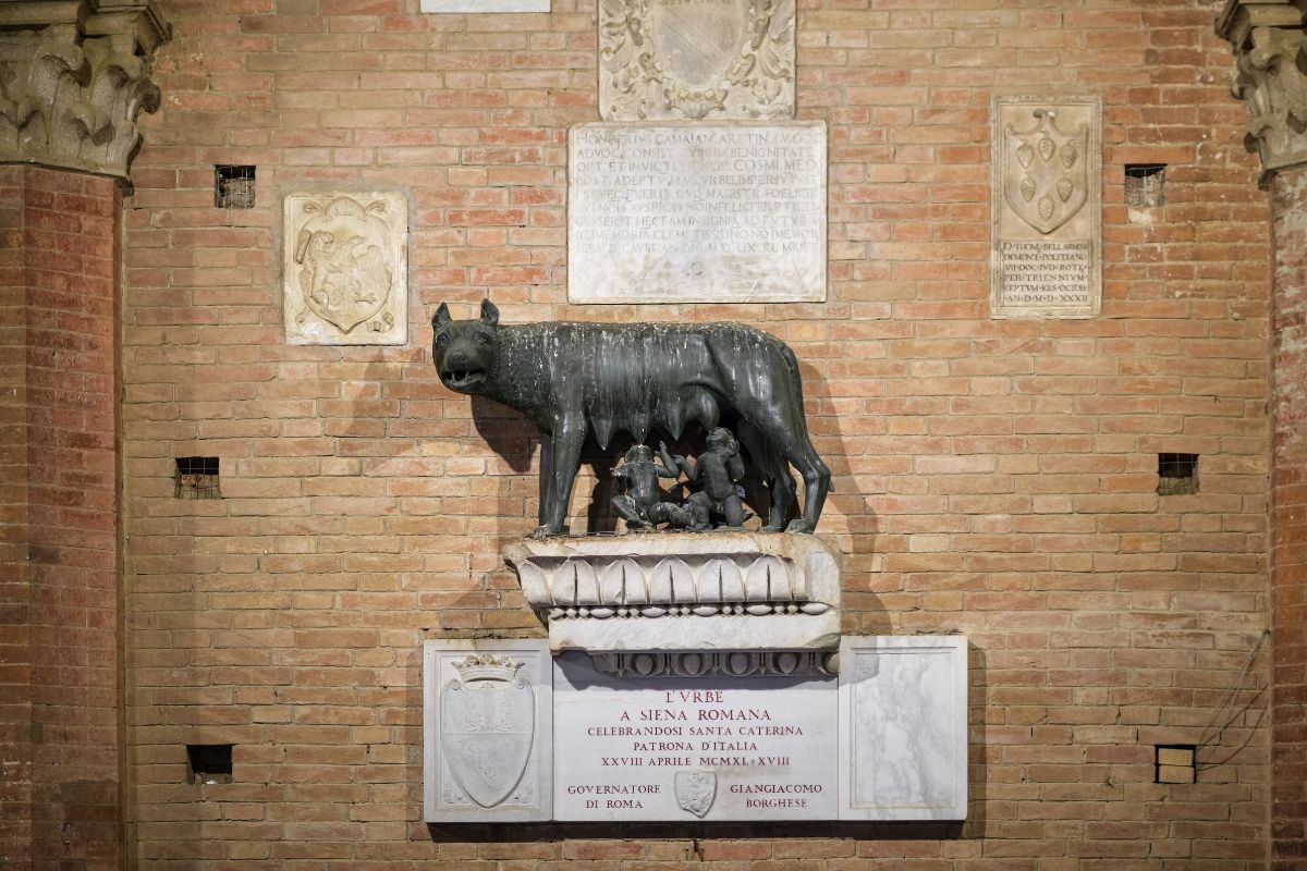 Statue av ulven med tvillingene i Siena, et symbol knyttet til byens legendariske opprinnelse.