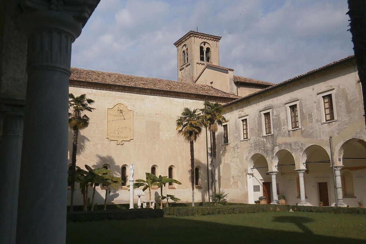 Maguzzano klosteret i Lonato del Garda Klosterhage og søylegang inne i Abbazia di Maguzzano, med buer og stille atmosfære i Lonato del Garda