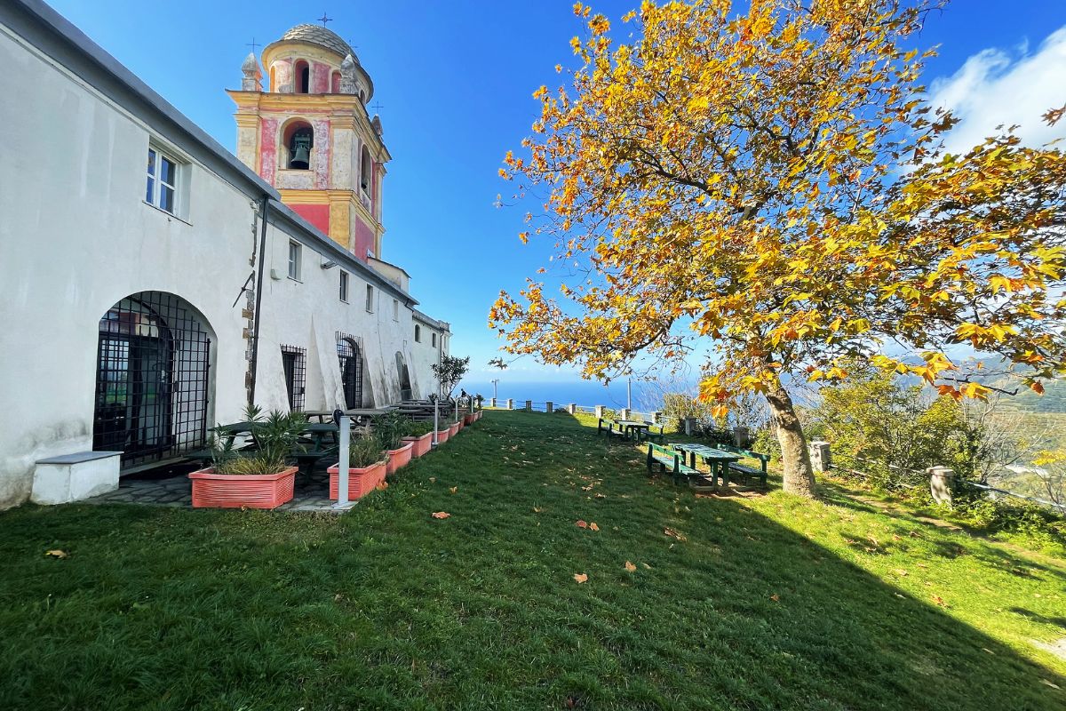 Kloster omgitt av grønt landskap med utsikt over havet – et fredelig sted i Cinque Terre.