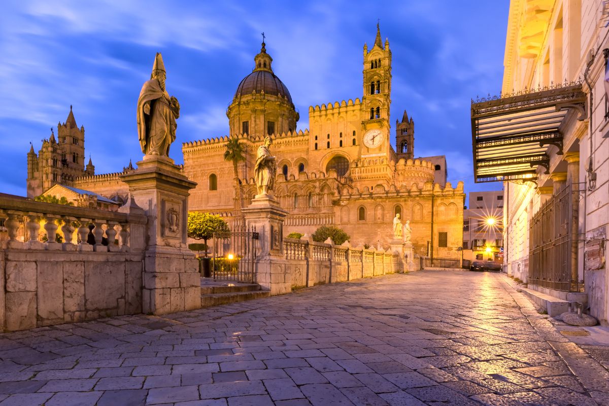 Palermos katedral – et arkitektonisk mesterverk som kombinerer arabiske, normanniske og barokke stiler i hjertet av byen.