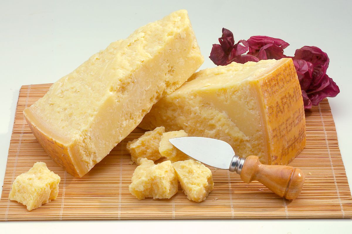 Parmigiano Reggiano Autentisk Parmigiano Reggiano – italiensk DOP-ost med kniv og rustikk presentasjon