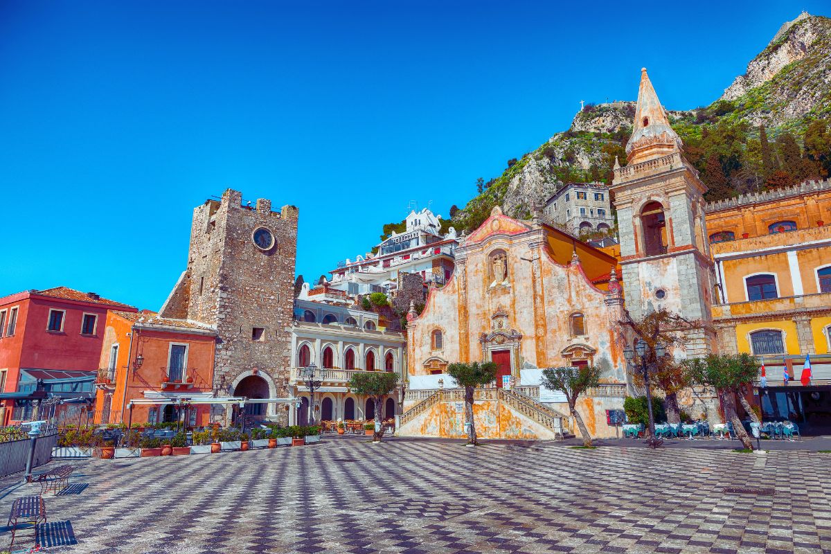 Piazza IX Aprile i Taormina – kirke, tårn og vakker utsikt i hjertet av Sicilia