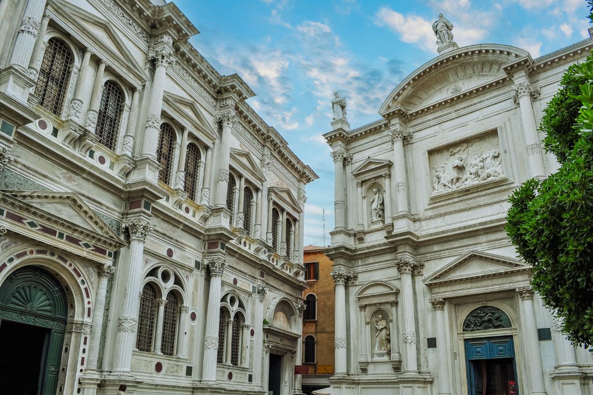 Campo San Rocco i Venezia med fasaden til San Rocco-kirken og Scuola Grande di San Rocco