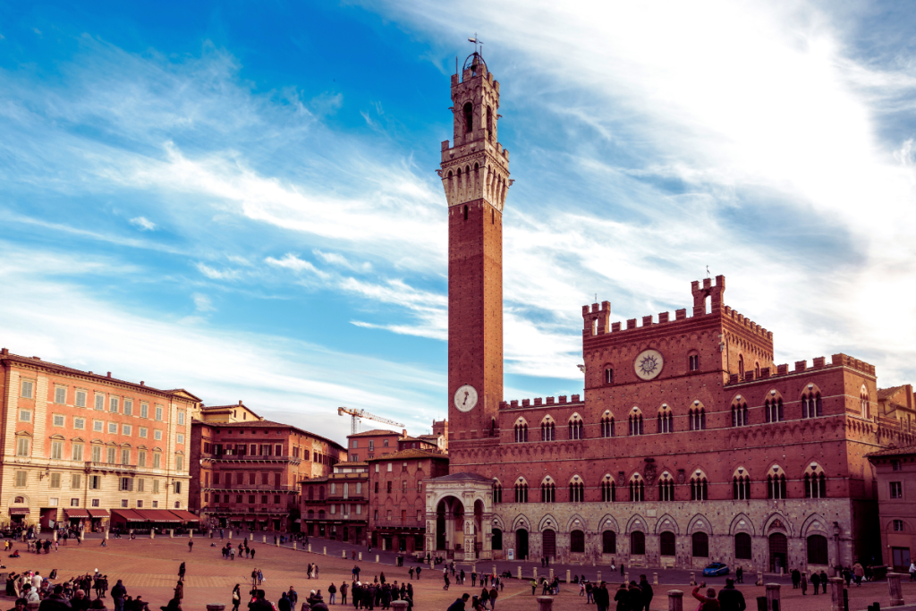 Piazza del Campo i Siena med Torre del Mangia i bakgrunnen, sett fra bakkenivå.