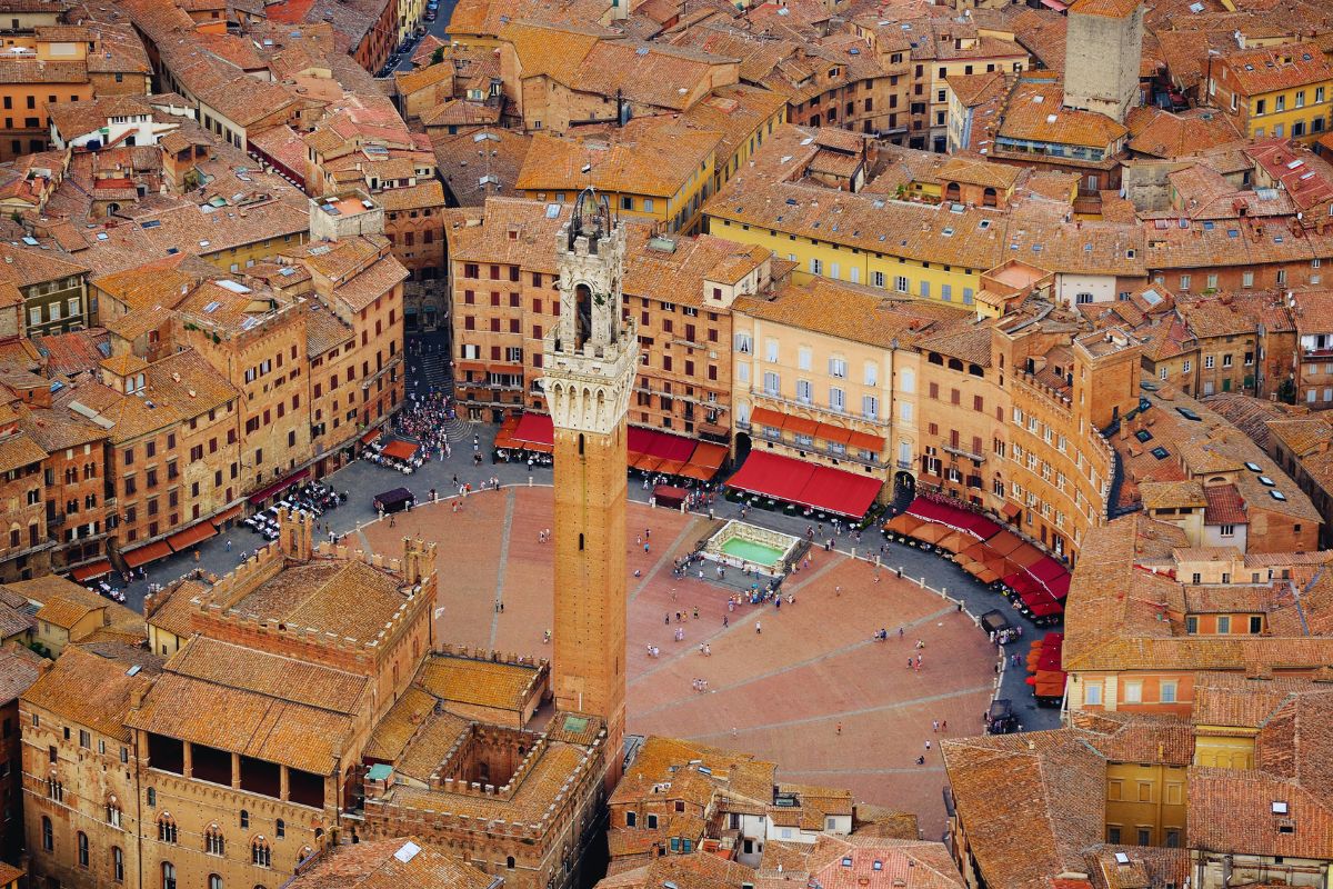 Piazza del Campo i Siena sett ovenfra, med sin karakteristiske skjellform og historiske bygninger rundt.