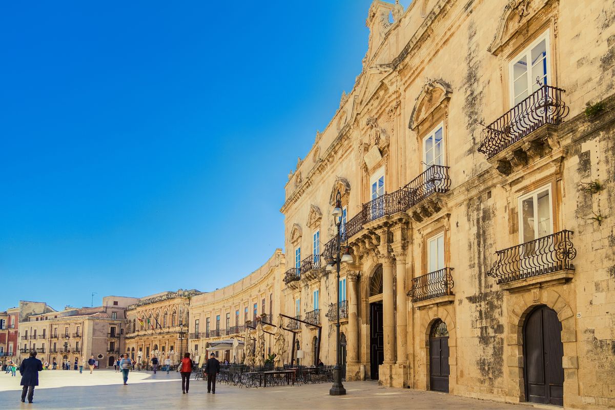 Piazza Duomo i Ortigia, gamlebyen i Siracusa – en elegant barokkplass omgitt av historiske bygninger og kafeer.