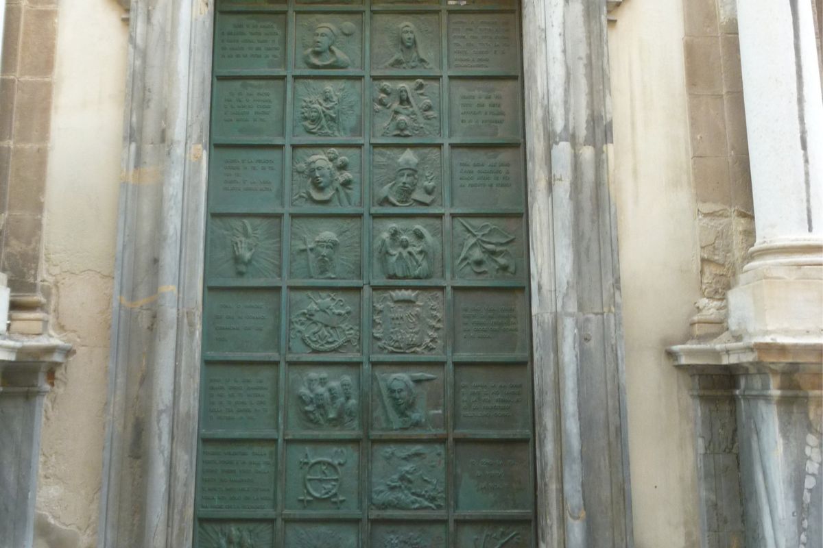Detaljer av hovedporten til Santa Maria dell’Itria i Trapani, med utskårne elementer i tre og barokk dekor.