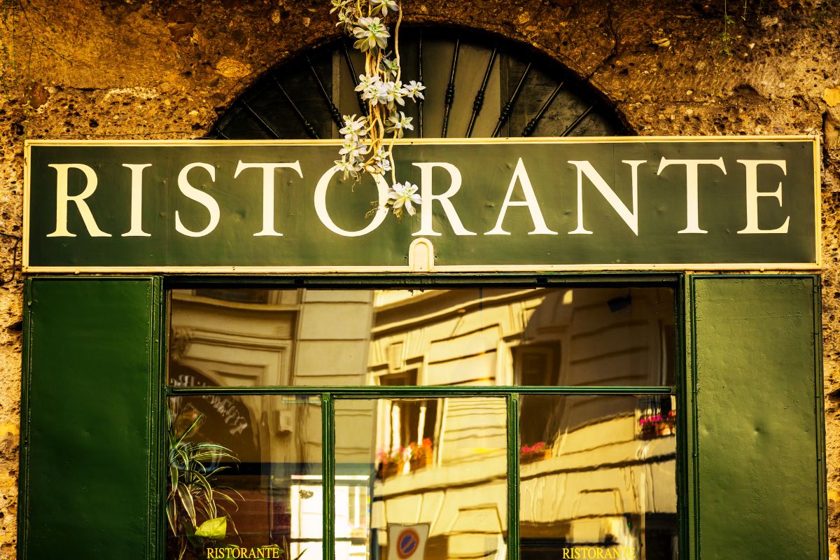 Restaurant i Italia Elegant restaurantskilt på en italiensk restaurant med klassisk og stilfullt uttrykk