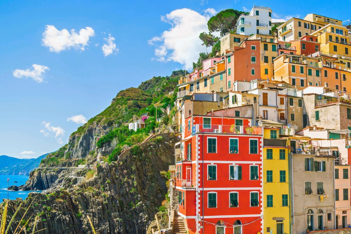 Fargerike hus i Riomaggiore som stiger opp fra havet, Cinque Terre