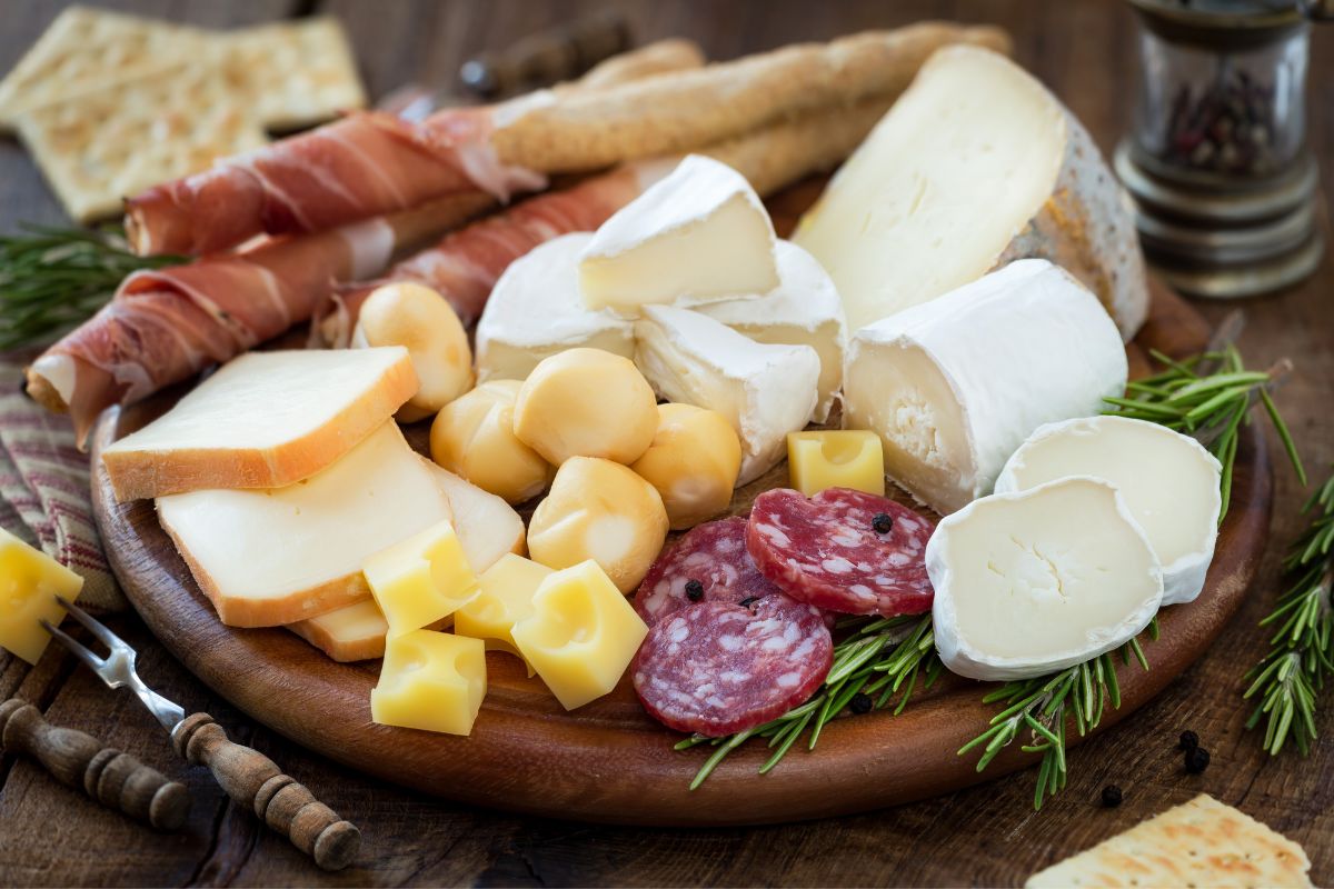 Salumi e formaggi italiani Et utvalg av italienske oster og spekemat – perfekt for en gårdslunsj på agriturismo
