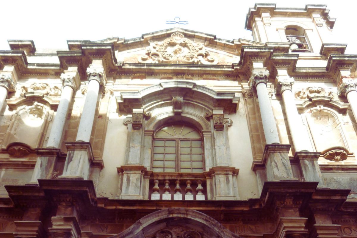 Fasaden til kirken Santa Maria dell’Itria i Trapani på Sicilia, med barokke detaljer og enkel steinarkitektur.