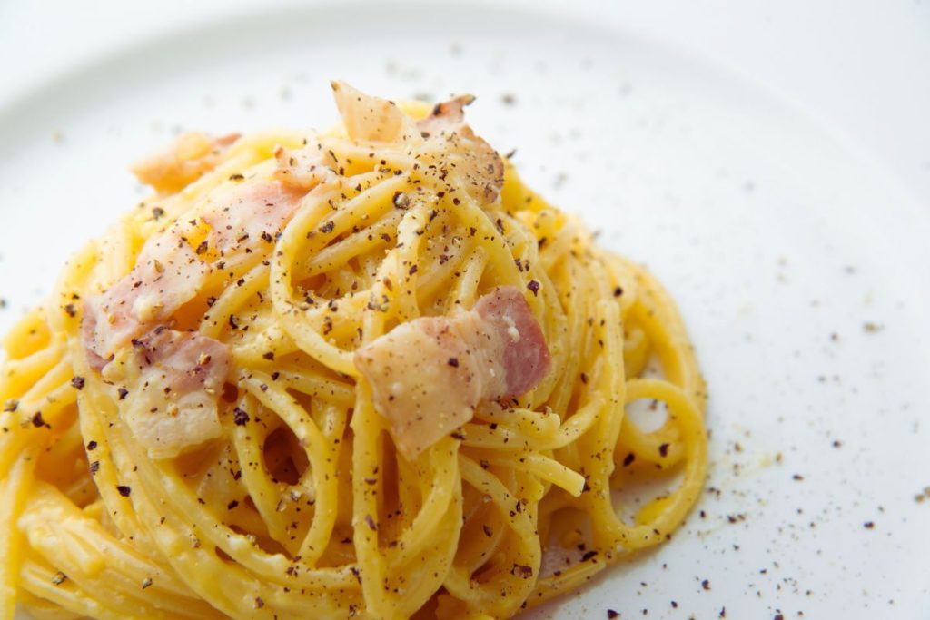 Spaghetti alla carbonara med kremet eggeplommesaus, guanciale og pecorino – en klassisk italiensk pastarett fra Roma