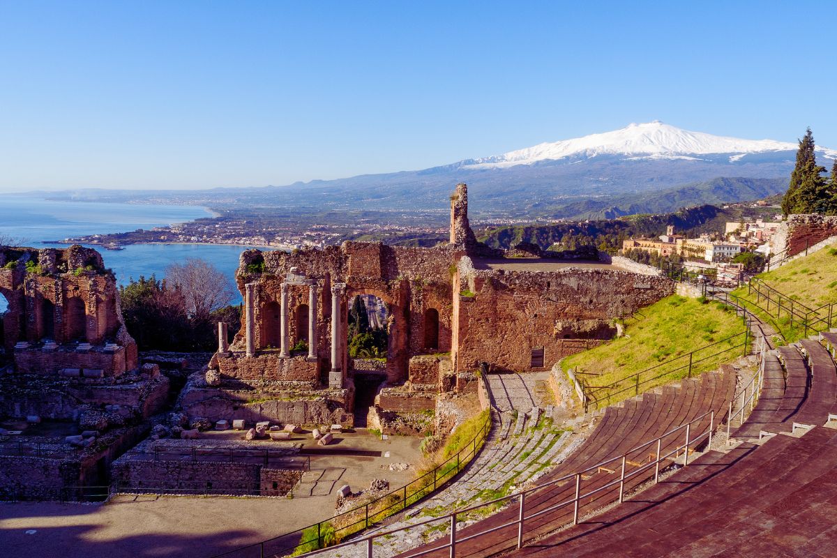 Det antikke teateret i Taormina med utsikt mot Etna og havet – et av Sicilias mest ikoniske steder, med historie, natur og utsikt i ett.