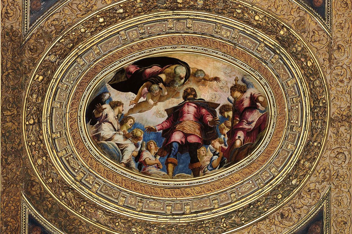 Ovalt maleri av Tintoretto i albergosalen i Scuola Grande di San Rocco i Venezia, omgitt av rikt utskårne rammer og takdekorasjoner.