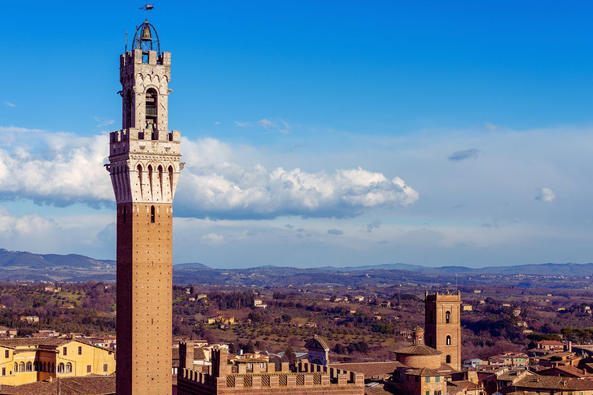  Torre del Mangia i Siena, et høyt middelaldertårn ved Piazza del Campo.