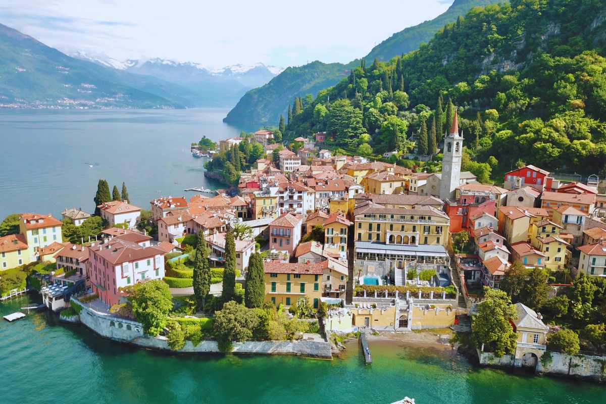 Varenna ved Comosjøen – fargerik landsby med historiske bygg, kirketårn og fantastisk utsikt over innsjøen og fjellene