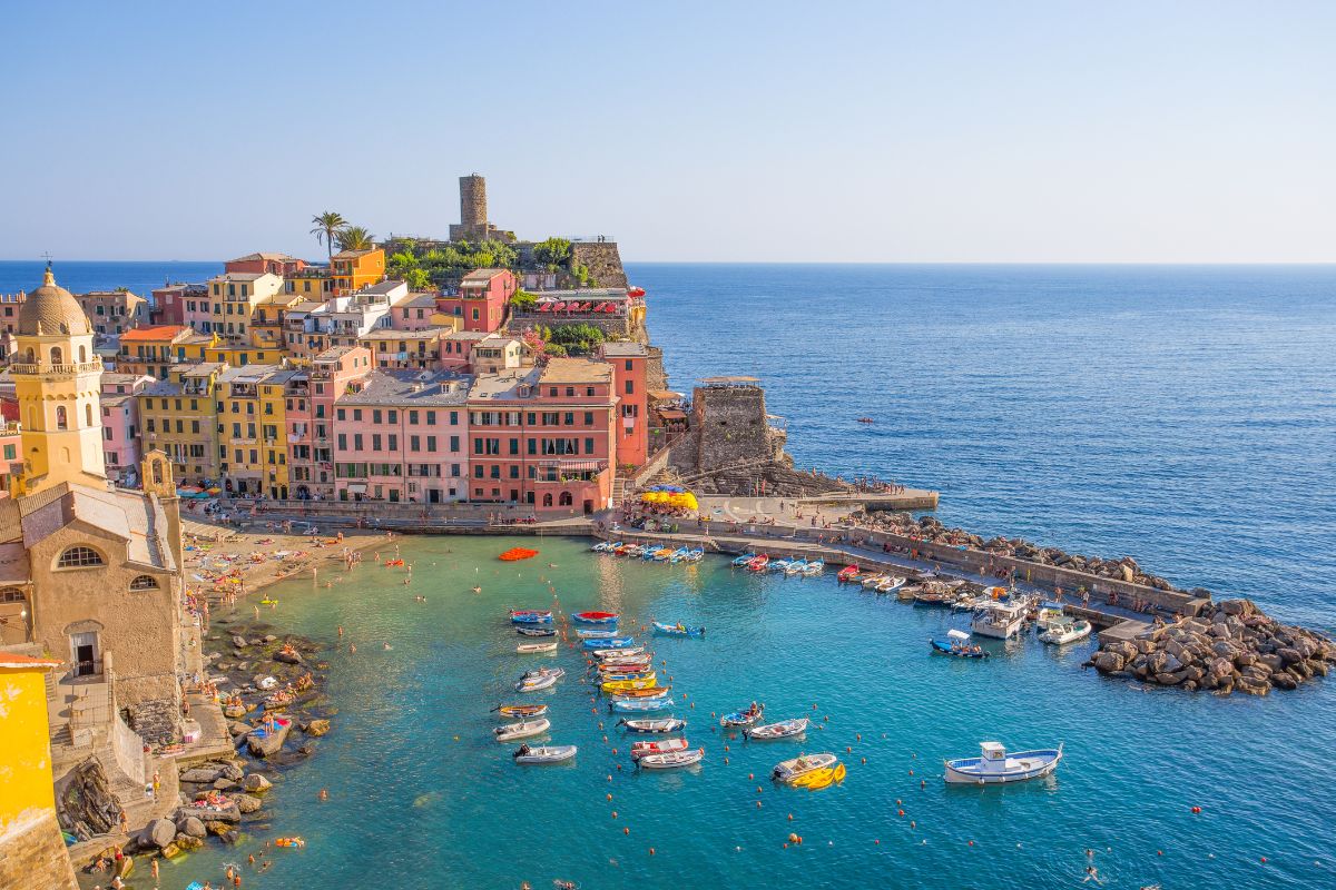 Santa Margherita-kirken og det gamle vakttårnet i Vernazza, med utsikt mot havet.