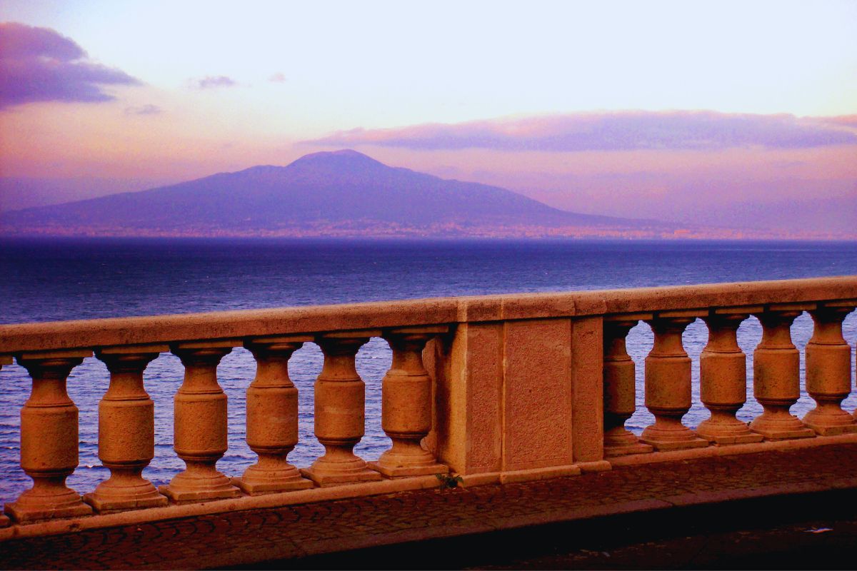 Utsikt fra en terrasse i Sorrento med Vesuv i bakgrunnen