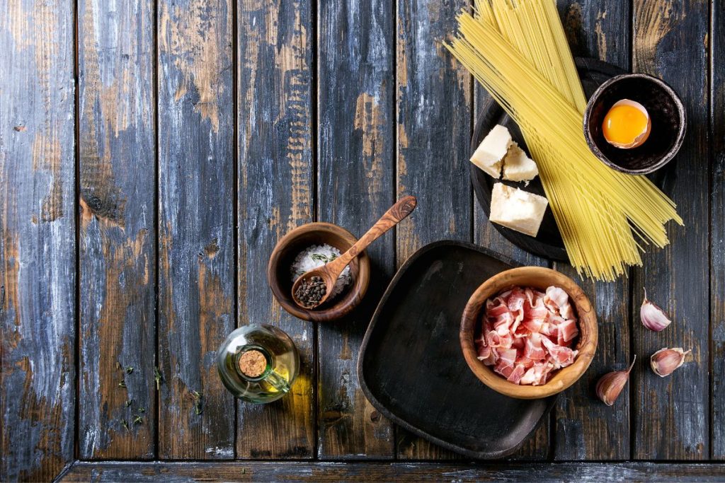Guanciale, egg, pecorino romano, svart pepper og spaghetti – autentiske ingredienser til pasta alla carbonara fra Italia