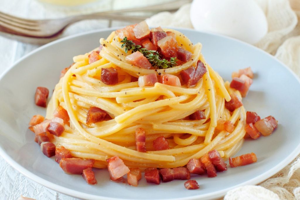 Spaghetti alla carbonara med kremet eggeplommesaus, guanciale og pecorino – en klassisk italiensk pastarett fra Roma