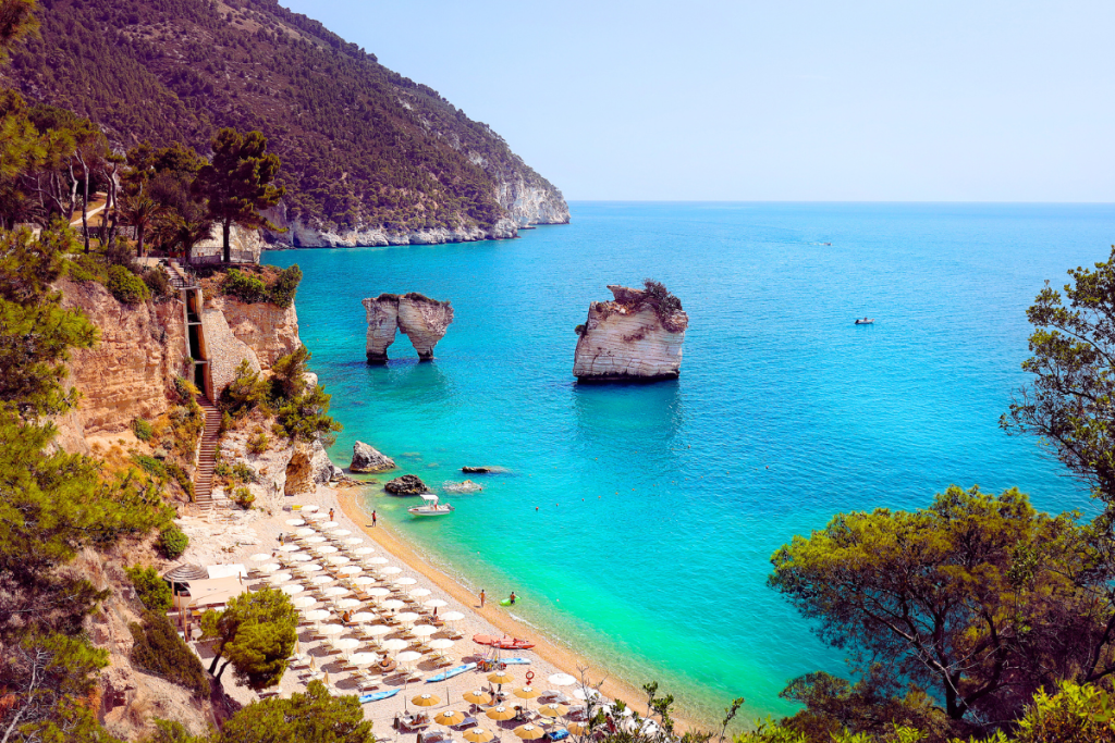 Vakker strand med klipper og turkisblått hav i Puglia, Sør-Italia – typisk landskap fra Gargano-halvøya.