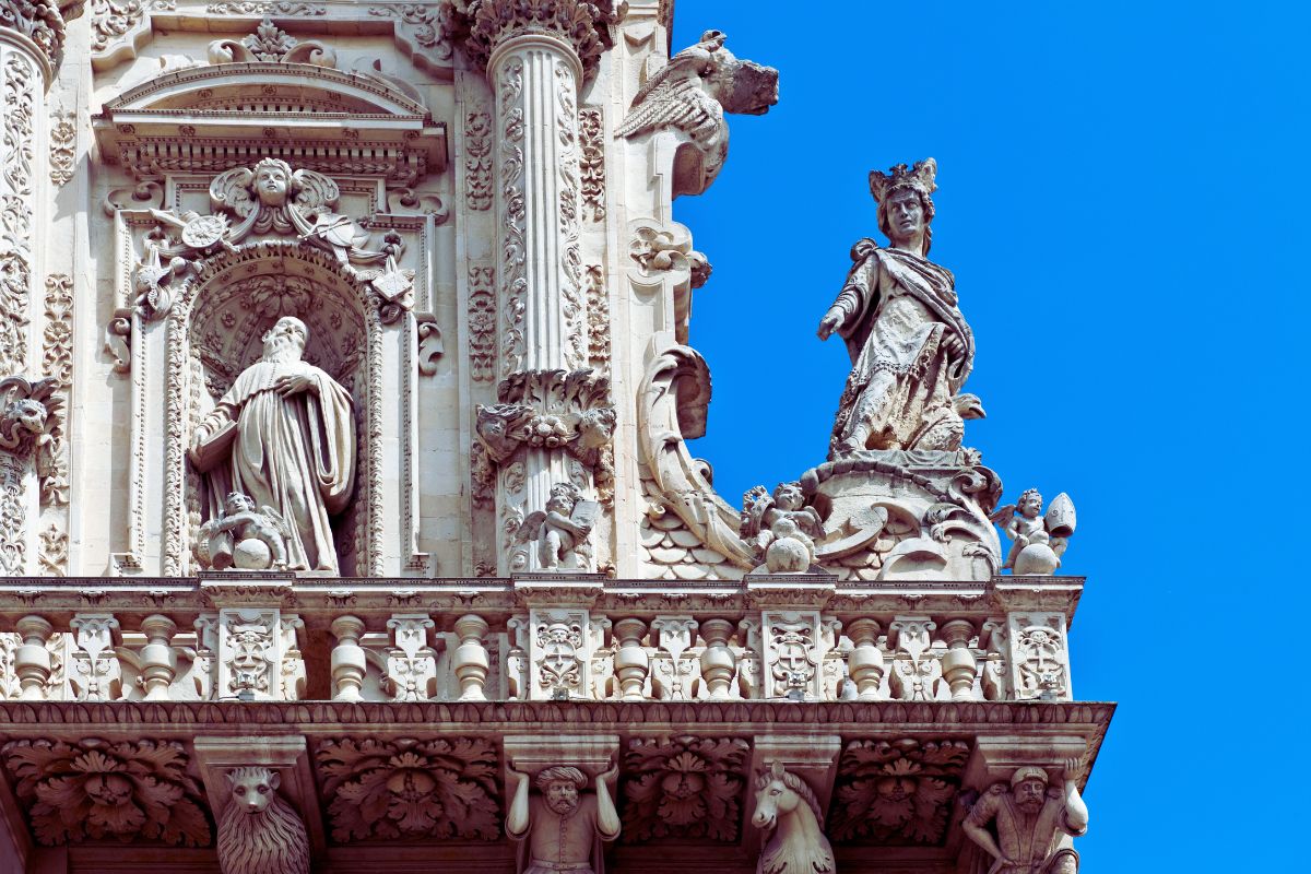 Detaljert barokkfasade i Lecce, med utskårne statuer og ornamenter – typisk for den lecceske barokkstilen i Puglia.