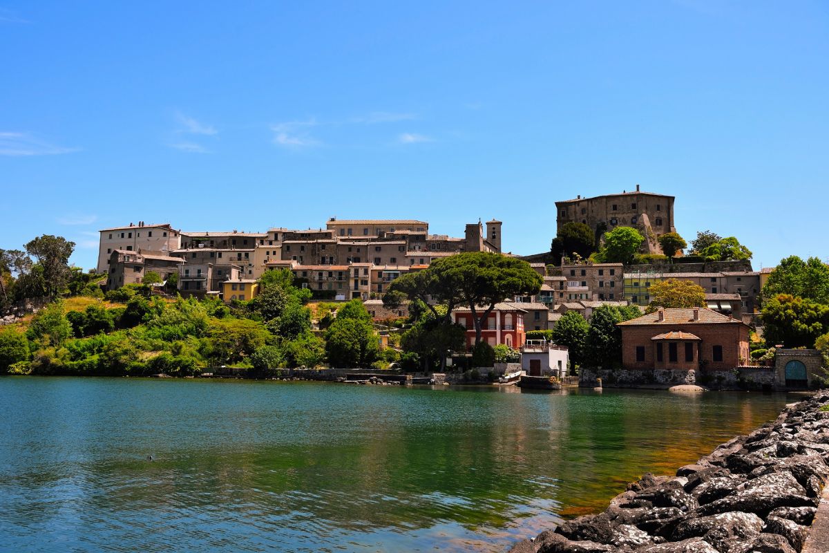 Utsikt over Capodimonte ved Bolsena-sjøen, med Rocca Farnese i bakgrunnen – en av de mest romantiske landsbyene i Lazio, Italia.